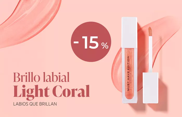 Brillo labial que ilumina su sonrisa